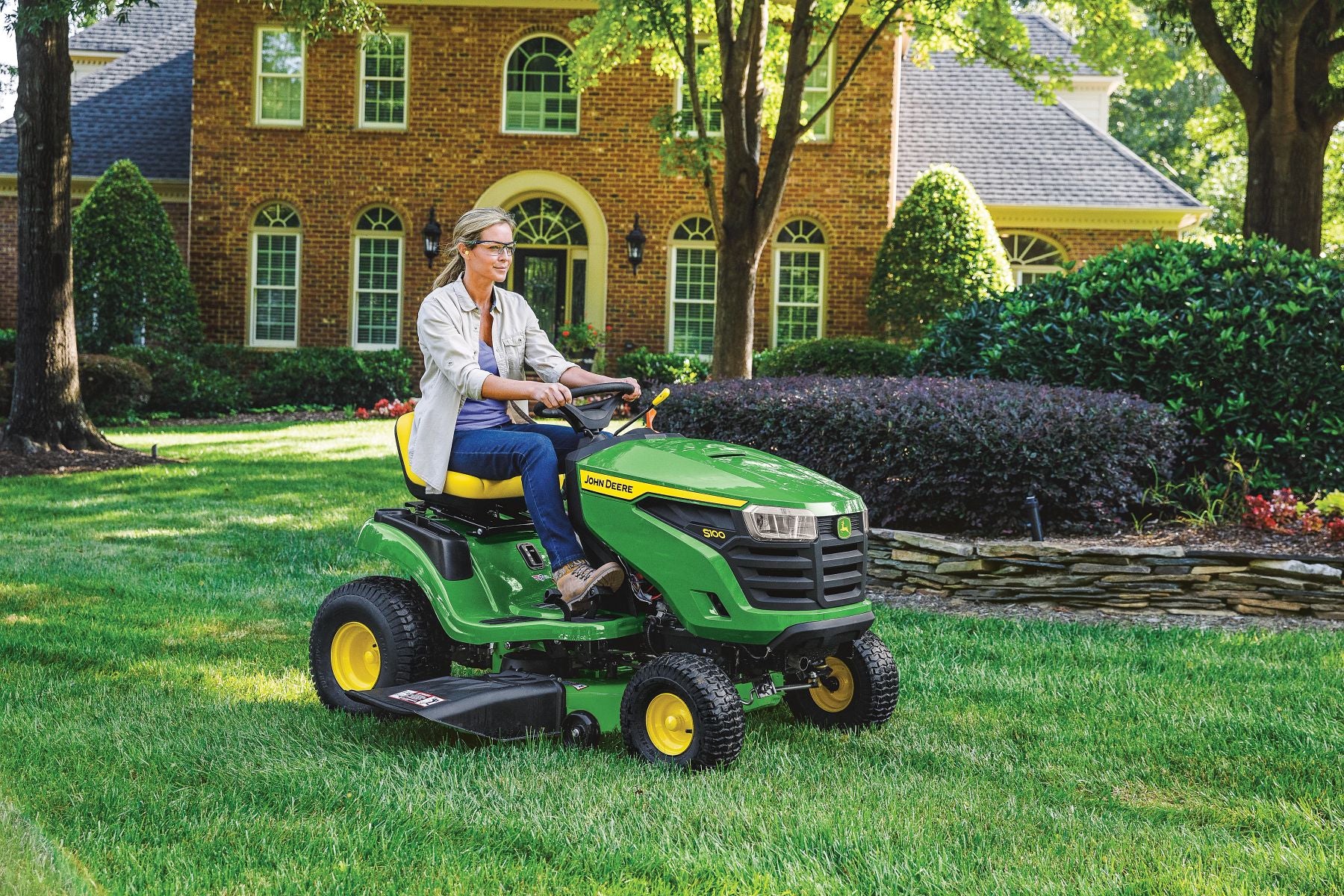 John Deere S100 17.5HP 42" Ride-on Mower